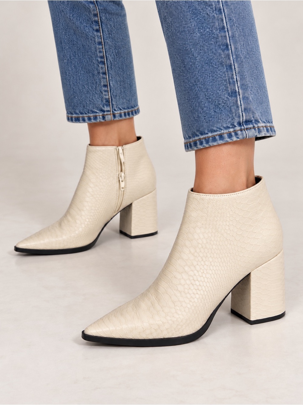 Qupid Ivory Snake Embossed Pointed Toe Block Heel Ankle Boots Size 9
